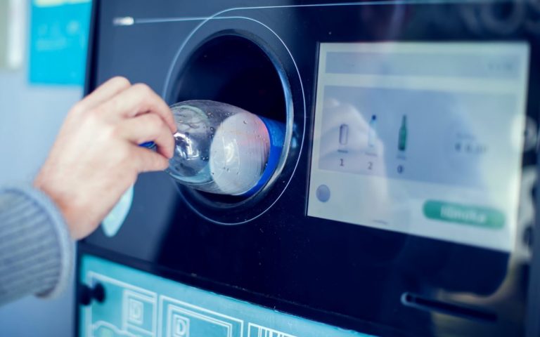 Ανακύκλωση για κουτάκια και μπουκάλια έναντι κουπονιού σε καταστήματα άνω των 200 τ.μ. από τις αρχές Ιουλίου 2023